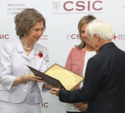 Doña Sofía hace entrega del diploma Cajal, en su IV edición, al profesor Rodolfo Llinás
